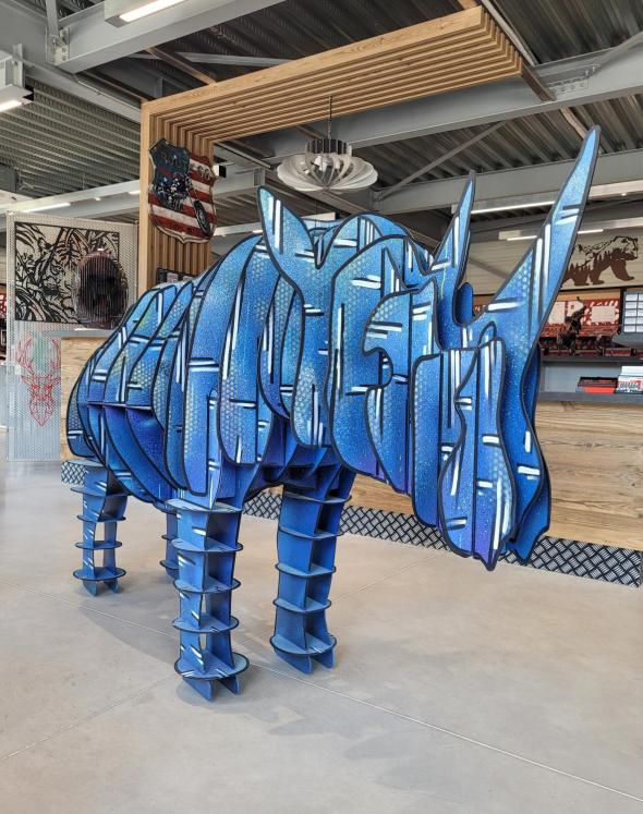 Rhinocéros en acier corten graffé