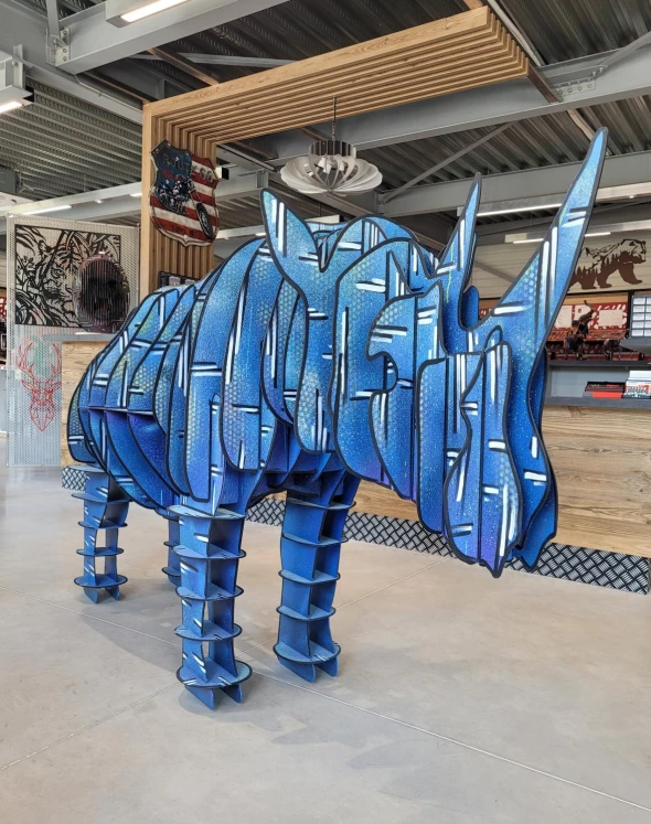 Rhinocéros en acier corten graffé